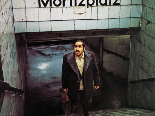 Ein südländisch aussehender Mann mittleren Alters kommt aus dem U-Bahnhof Moritzplatz. | © Deutsche Kinemathek - Museum für Film und Fernsehen
