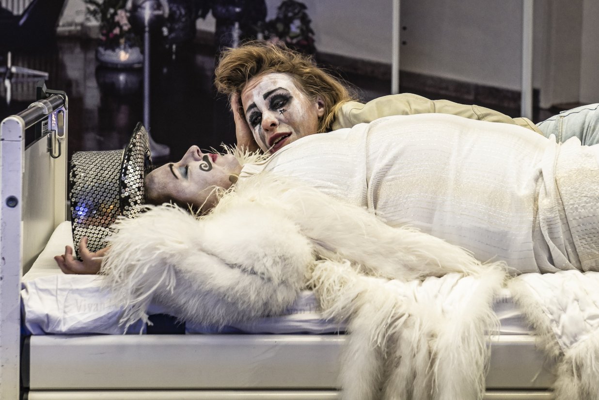 Das Photo zeigt zwei Darstellerinnen von &quot;Brofaromin OST&quot; in einem Krankenbett. | © Konrad Schaller