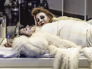 Das Photo zeigt zwei Darstellerinnen von "Brofaromin OST" in einem Krankenbett. | © Konrad Schaller
