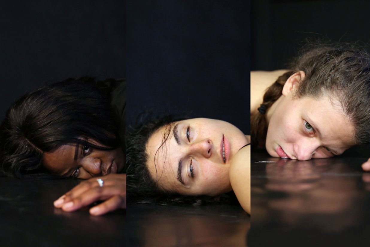 drei ersch&ouml;pfte Frauen liegen in seperaten Fotos nebeneinander. Man sieht ihre K&ouml;pfe vor schwarzem Hintergrund auf dem Boden liegen | © Dorothea Tuch