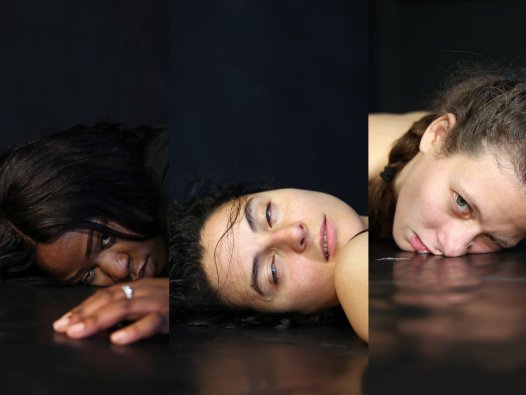 drei erschöpfte Frauen liegen in seperaten Fotos nebeneinander. Man sieht ihre Köpfe vor schwarzem Hintergrund auf dem Boden liegen | © Dorothea Tuch