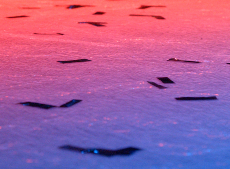 Es ist Konfetti auf einem bunt beleuchteten Boden zu sehen. | © Ute Schall