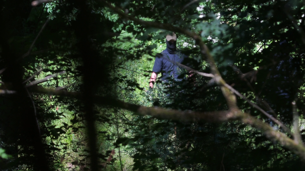 Maskierter Mensch im Wald | © Lighthouse Reports