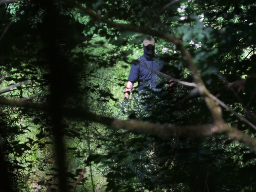 Maskierter Mensch im Wald | © Lighthouse Reports