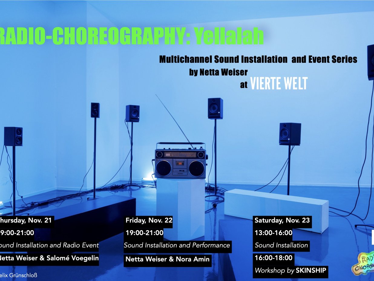 Installationsansicht mit einem Radio auf einem Sockel in der Mitte, und mehreren Lautsprechern auf St&auml;ndern darum herum. Der Raum ist bl&auml;ulich beleuchtet.