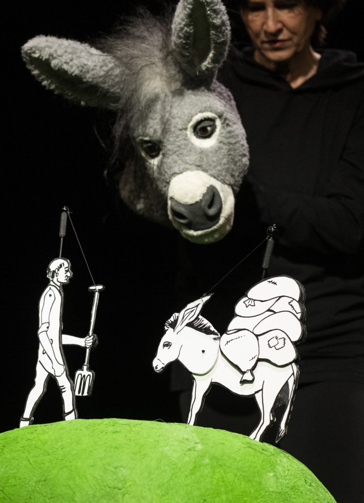 Bauer und die Eselin Rosa als Flachfiguren auf einem gr&uuml;nen H&uuml;gel. | © Figurentheater Ute Kahmann