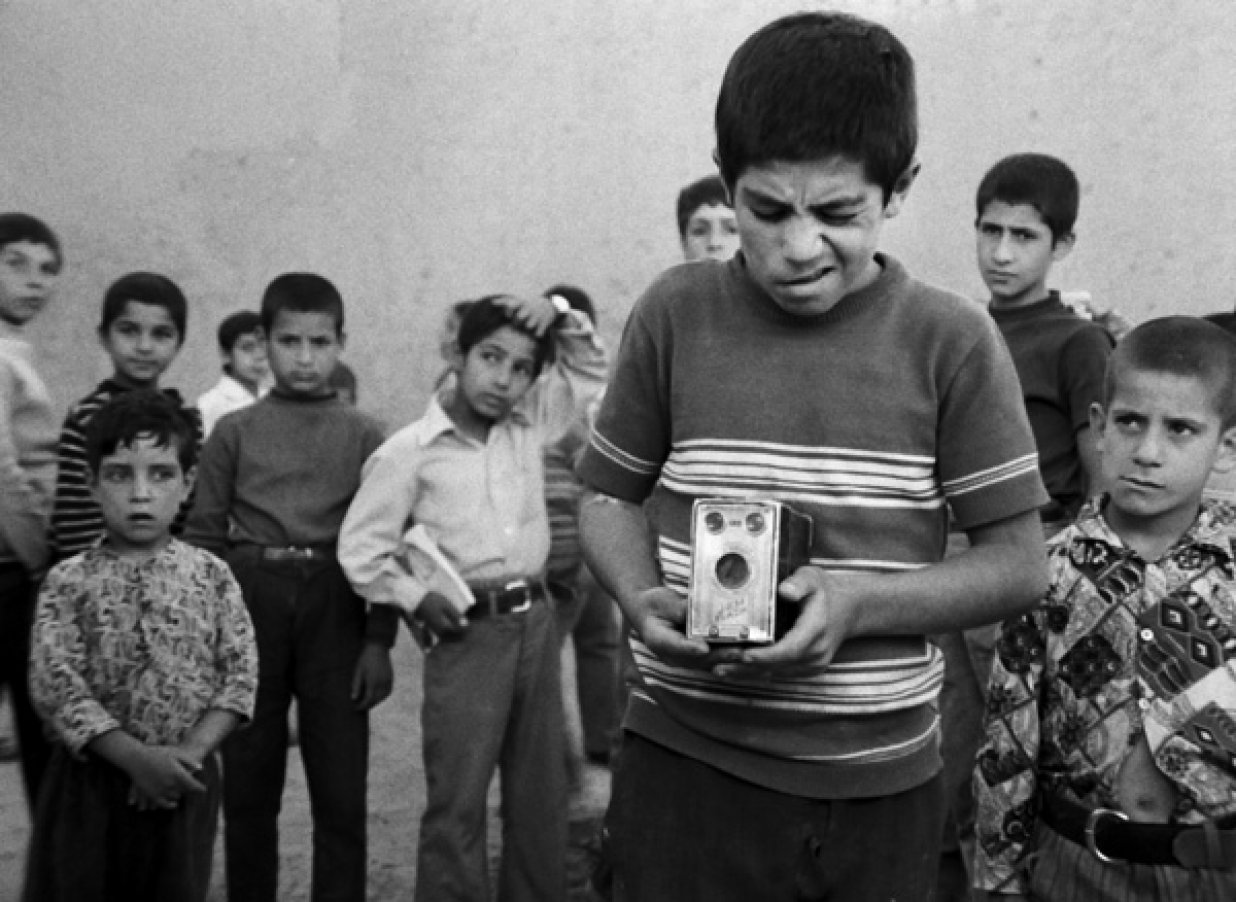 Auf dem Schwarz-Wei&szlig;-Foto sind mehrere Kinder zu sehen, im Vordergrund ein Junge, der einen Fotoapparat in den H&auml;nden h&auml;lt und im Begriff ist, ein Foto zu schie&szlig;en. | © Arsenal