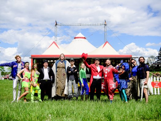 Gruppenfoto vor dem Circuszelt von Circus Magic | © Foto: Peter van Heesen